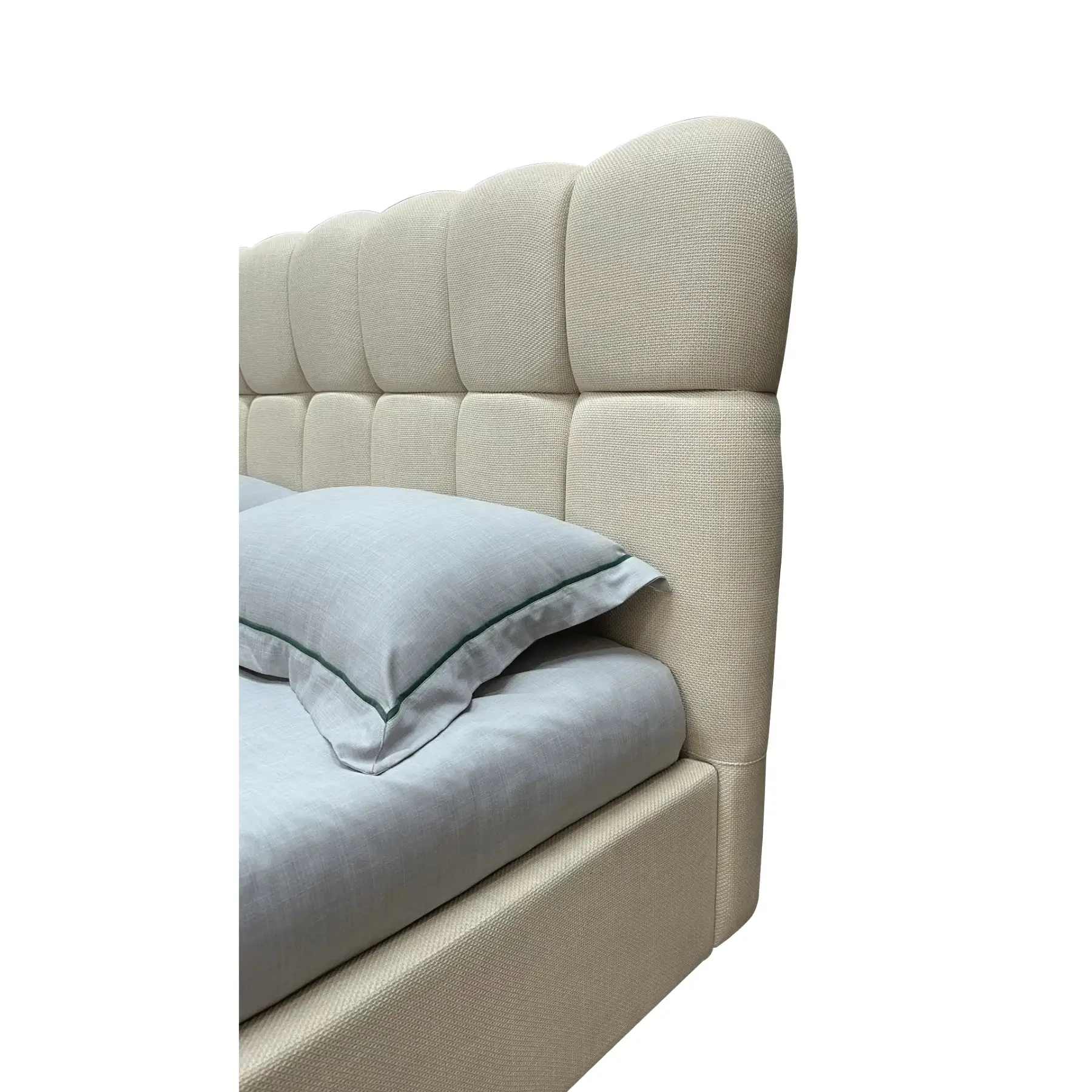 מיטה מרופדת בז' דגם ENIGMA מבית larso (4)