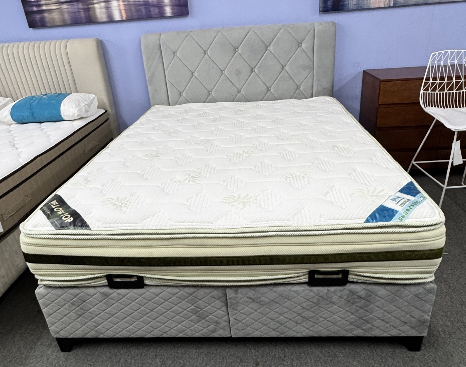 מיטה זוגית מרופדת דגם SLEEP GREY בצבע אפור בהיר עם ארגז מצעים – עיצוב יוקרתי ואחסון חכם – תמונה 4