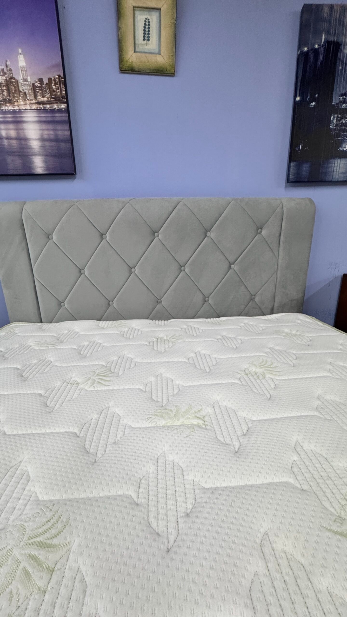 מיטה זוגית מרופדת דגם SLEEP GREY בצבע אפור בהיר עם ארגז מצעים – עיצוב יוקרתי ואחסון חכם – תמונה 5