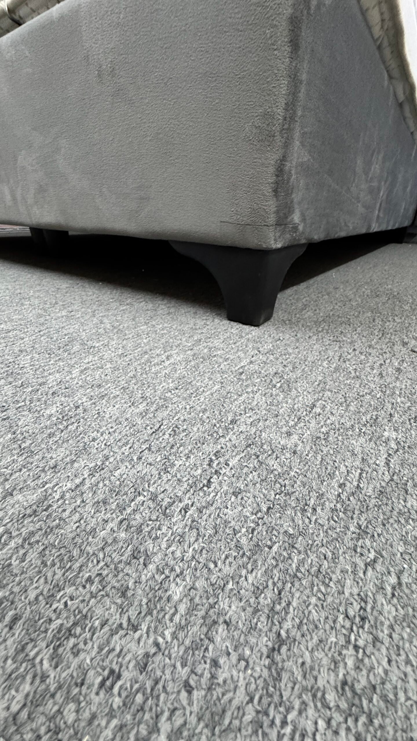 מיטה זוגית מרופדת דגם SLEEP GREY בצבע אפור בהיר עם ארגז מצעים – עיצוב יוקרתי ואחסון חכם – תמונה 3