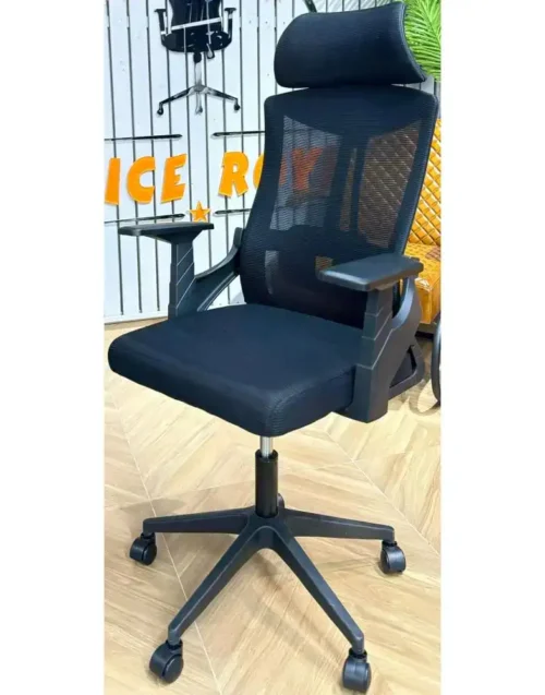 מתקן משרדי ergonomic כיסא משרדי עם ריפוד שחור ומושב נוח.