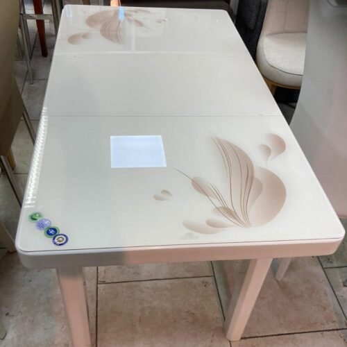 שולחן זכוכית מעוצב עם פרחים ורדרדים, מתאים למטבח או לפינת אוכל. עיצוב מודרני ואיכותי לבית.