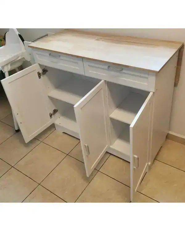 ארון מטבח מעץ לבן with שפע אחסון, עיצוב קלאסי ומתאים לסלון או מטבח.