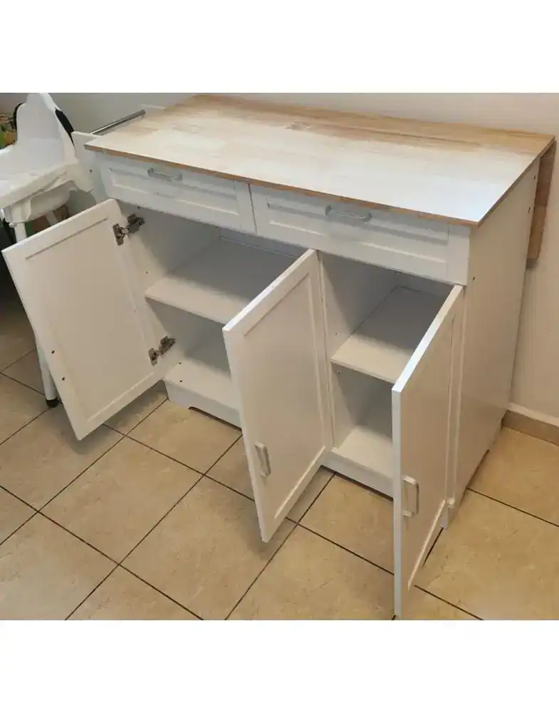 ארון מטבח עץ לבן עם דלתות פתוחות לאחסון קבינות ומגש לניקיון, בעיצוב מודרני.