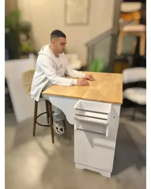 חלקת שולחן עבודה מעץ עם פתרונות אחסון במשרד מודרני.