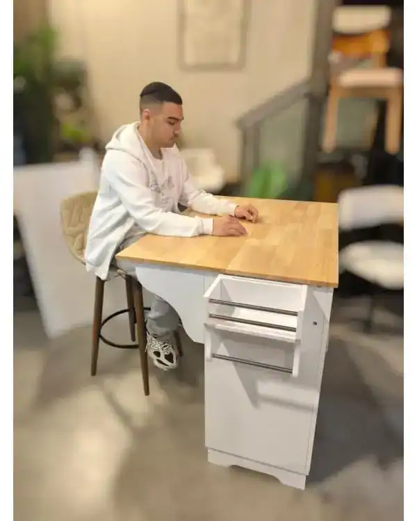 חלקת שולחן עבודה מעץ עם פתרונות אחסון במשרד מודרני.